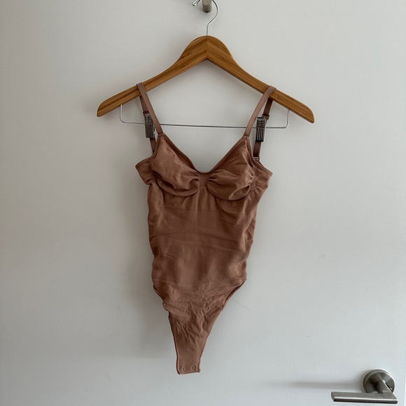 SKIMS SEAMLESS THONG BODYSUIT WITH SCOOP BACK - Picture 1 of 3